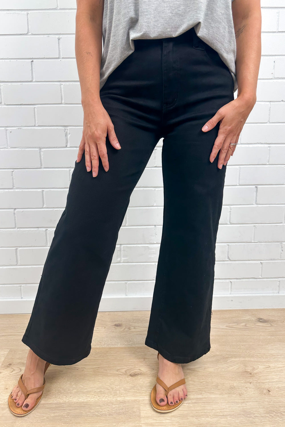 Harley Mid Rise Wide Leg Jeans Petite - Black